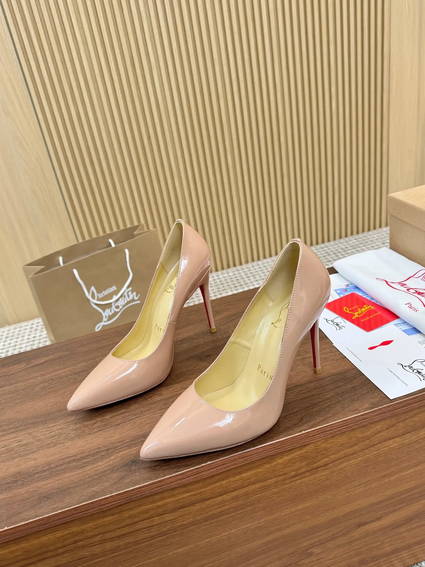 👟👟Ex-factory price 440👟👟 Genuine leather sole +40 Year-round shipment💝Christian Louboutin CL👠 Classic "💎Cow Patent Leather💎Series" noble and luxurious, real blingbling✨ Real materials, all customized by the pattern maker, and the materials are made of original customized materials, achieving the taste of the original 6 color options💍 Upper: imported 👉cow patent leather💪 lining: sheepskin foot pad/lining code number: 34-40.41.42 heel height: two options: 10.5cm and 8.5cm